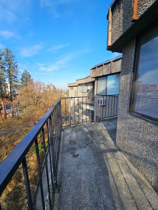 East 12 Rockwood Apartments — Building Exterior