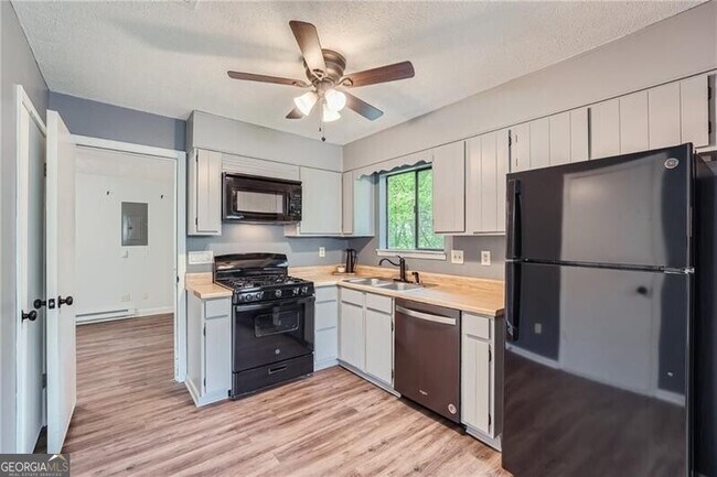 Building Photo - 3020 Woodland Dr NW