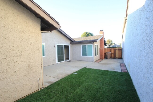 Foto del edificio - 6356 Swallow St