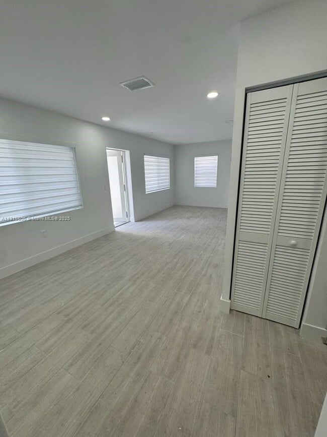 Foto del edificio - 1670 SW 11th Ter