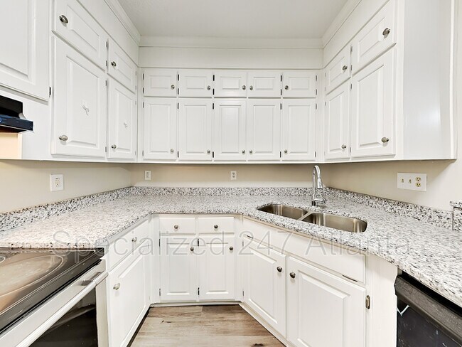 Building Photo - 2112 Fairway Ct SE