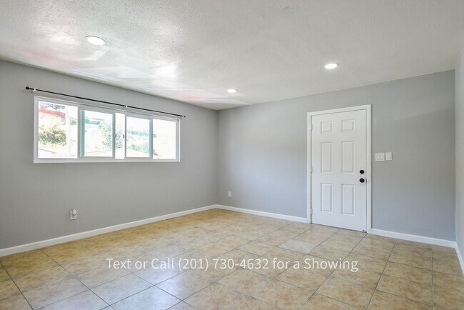 Foto del edificio - 3 Bedroom, 1.5 Bath Apartment with Garage ...