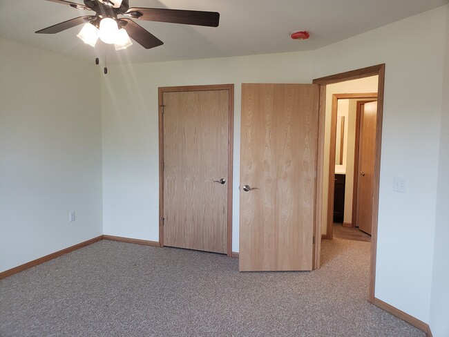 Building Photo - 705 Waters Edge Ct
