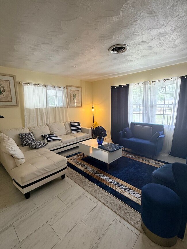 Foto del edificio - Beautifully Remodeled and updated Longwood beauty!  Call SHEILA C 407-687-7900