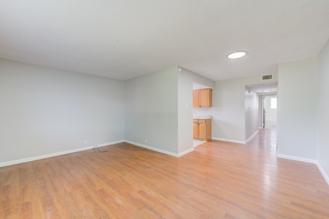 Building Photo - 10760 Tropic Dr