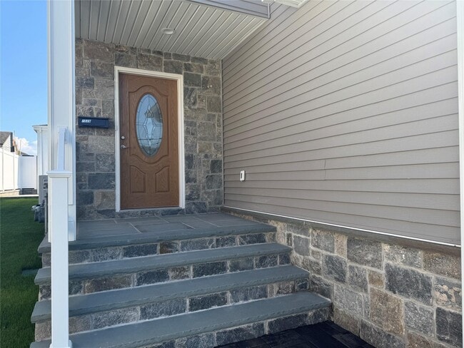 Building Photo - 102 Elm Ave