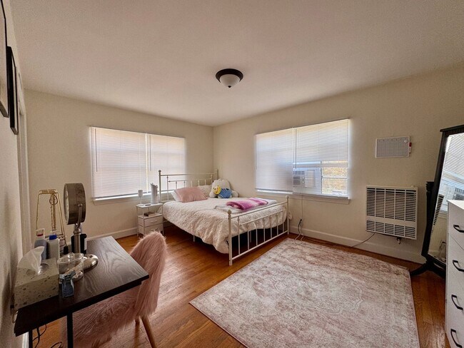 Foto del edificio - Prime Location! 2BR Apartment with Parking & Water included!