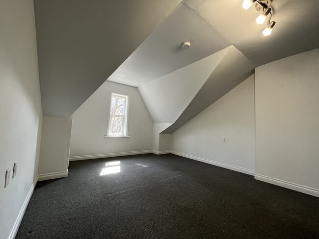 Building Photo - 24 Webster Av