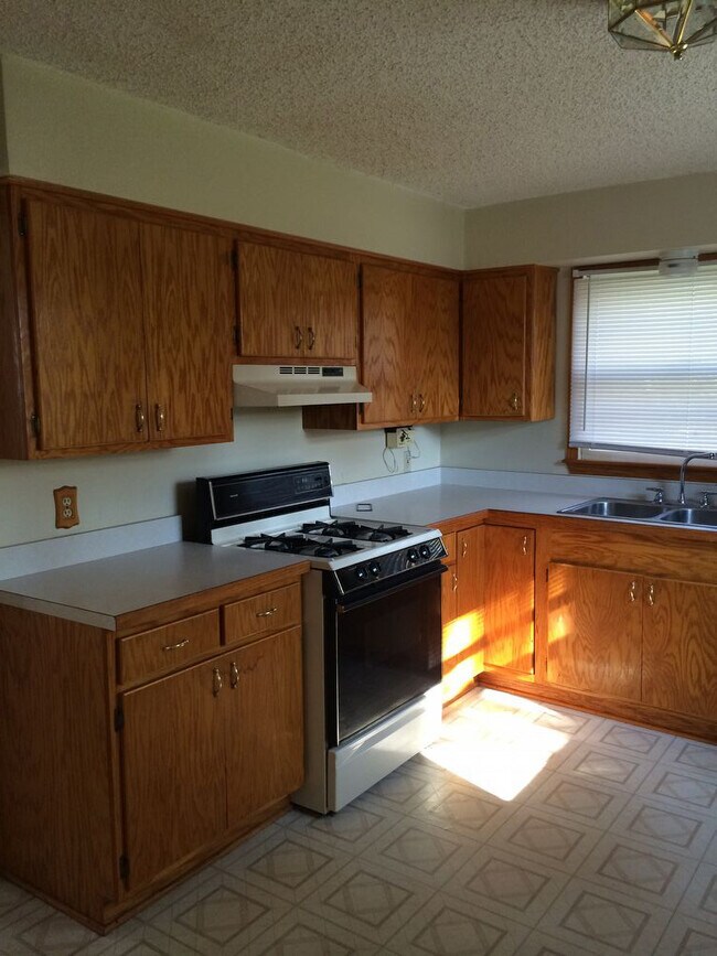 Foto del edificio - Great 2 bdrm w/ 3 car garage