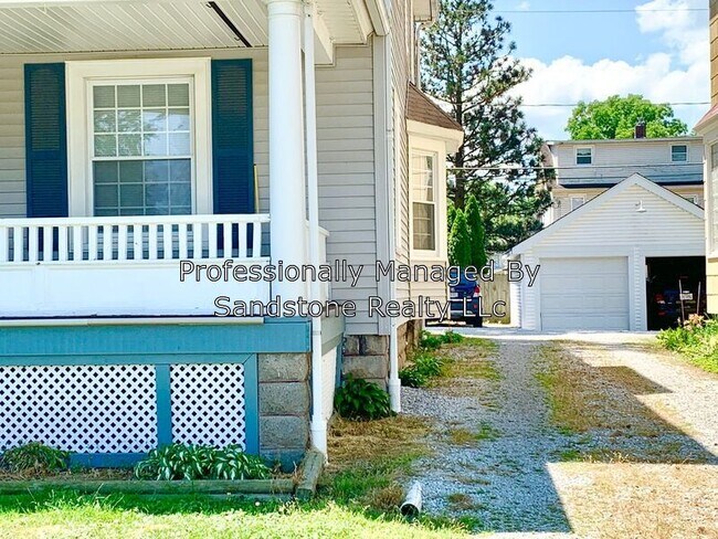 Building Photo - 3 bedroom Town house
