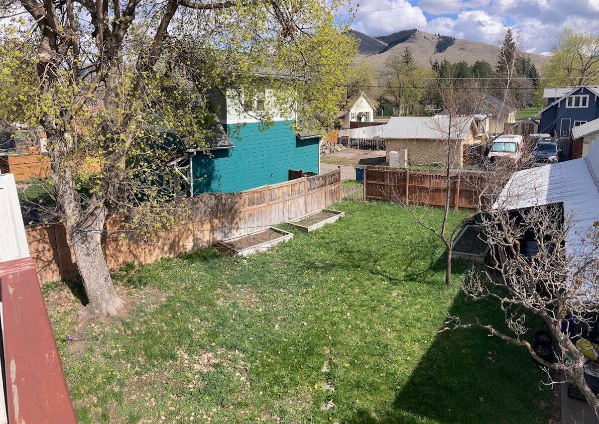 Building Photo - Three Bedroom House with a Rooftop Deck
