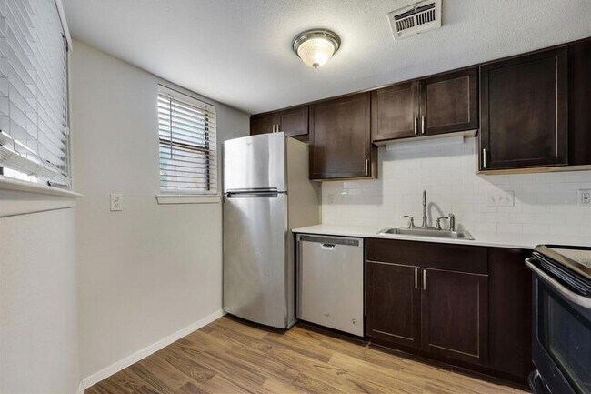 Foto del edificio - 2500 Burleson Rd