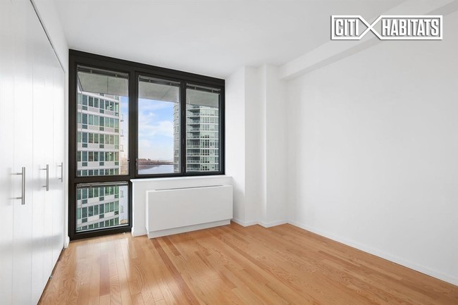 Building Photo - 29-15 Queens Plaza N