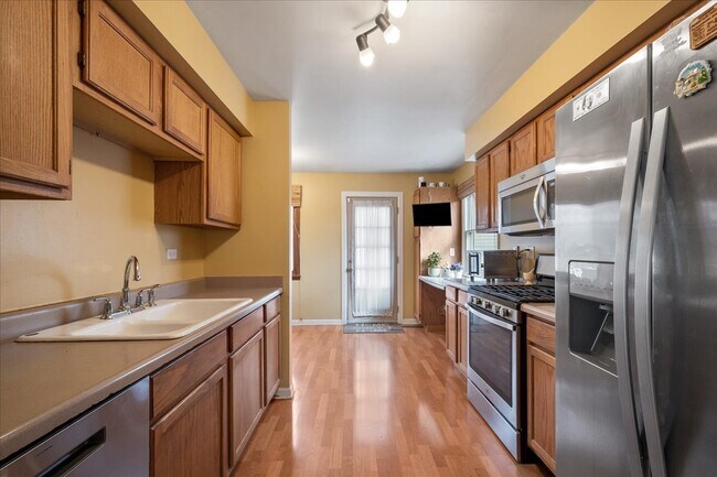 Building Photo - 517 Longwood Dr