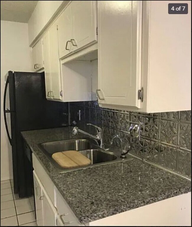Foto del edificio - 1-bed, 1-bath apartment with washer and dryer provided
