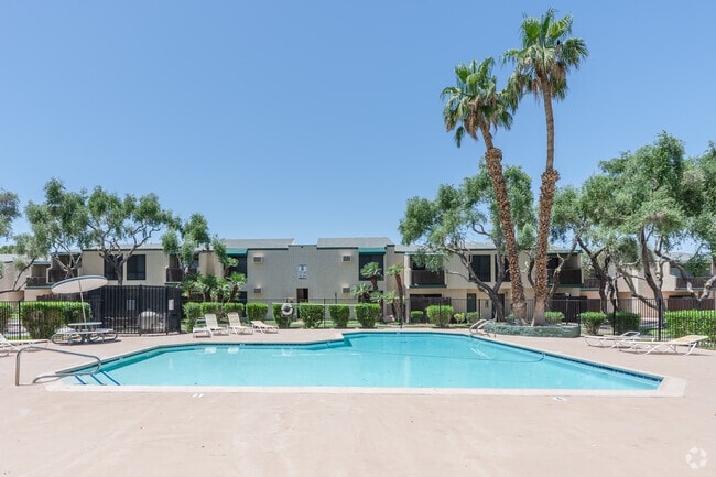 Piscina - Tamarus Park Apartments