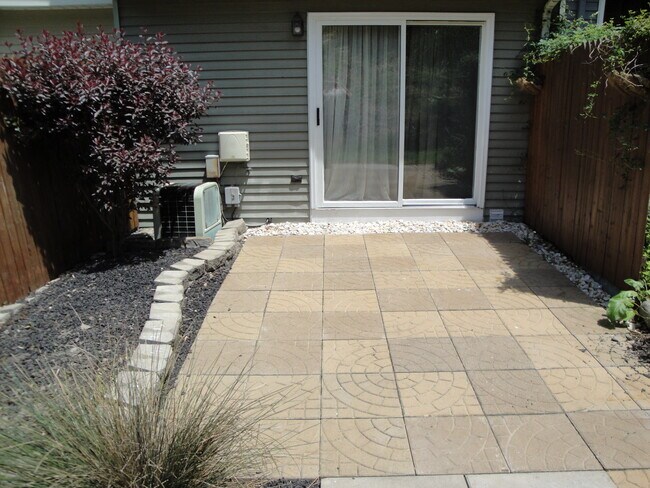 Building Photo - 2207 Hawthorne Drive