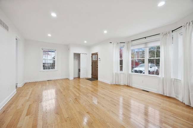 Foto del edificio - 7518 Lawn St