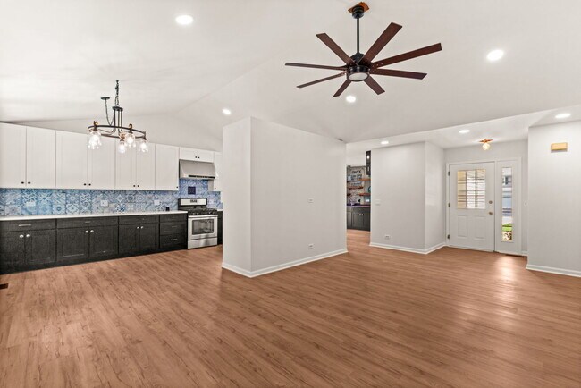 Foto del edificio - 198 Mistwood Ln
