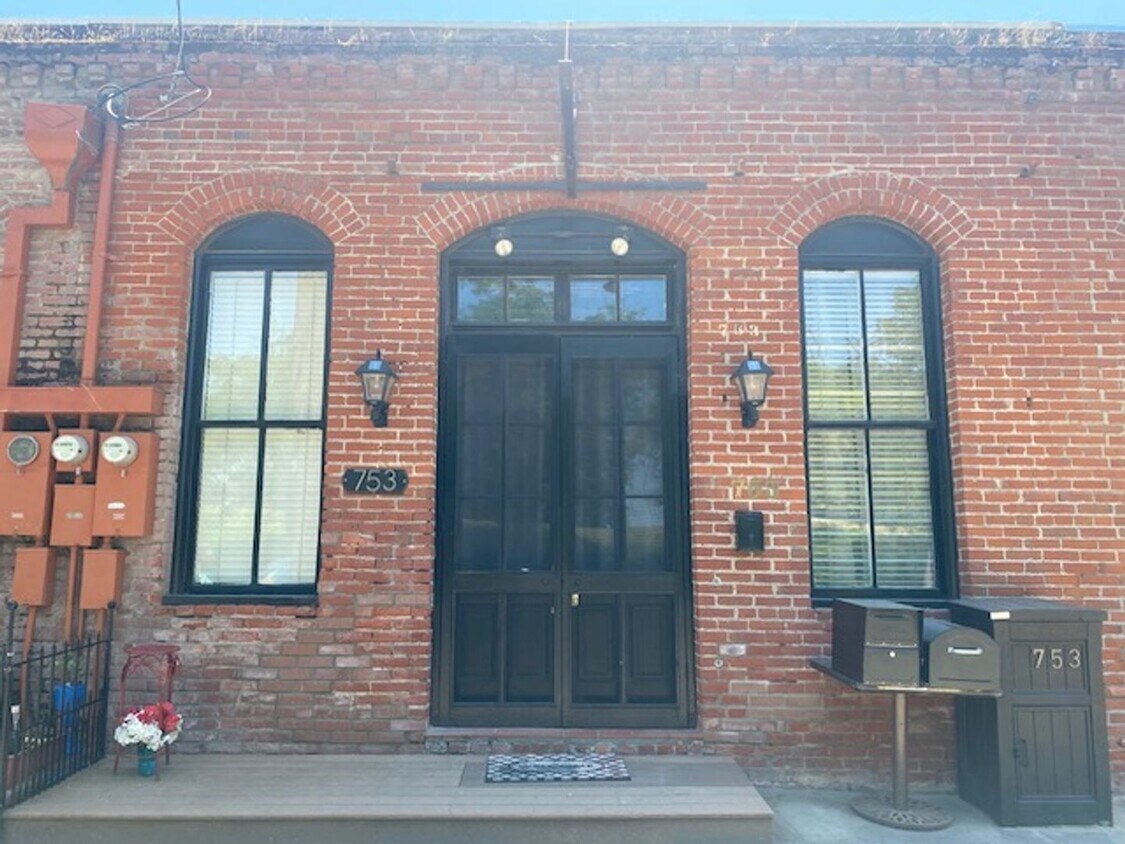 Primary Photo - Fully Furnished Spacious 2 Bedroom Apartme...