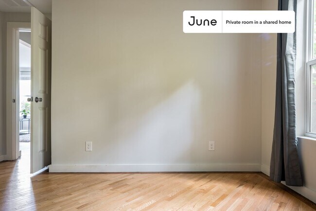 Building Photo - Private bedroom in 3 bed/2 bath Home