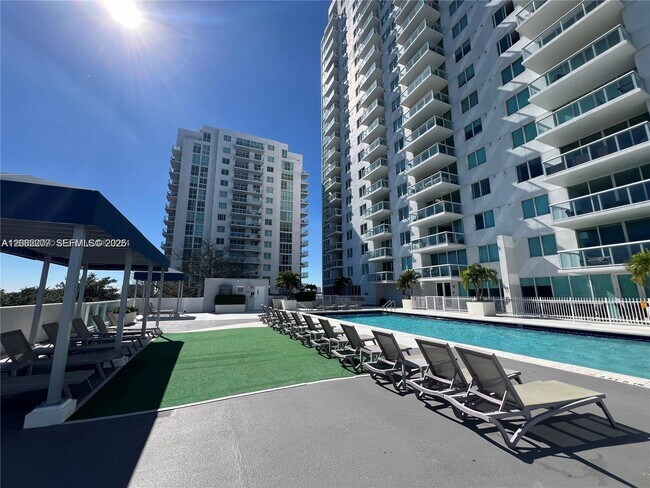 Foto del edificio - 1861 NW S River Dr