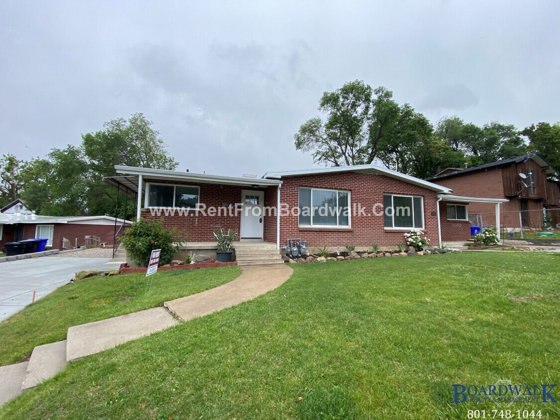 Primary Photo - 223/225 E Mill St