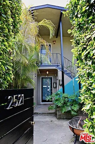 Entrance from Abbot Kinney - 2521 Abbot Kinney Blvd