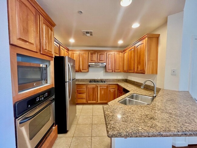 Foto del edificio - Spacious 2 Bedroom High-Rise Condo with Resort-Style Amenities & Oversized Balcony
