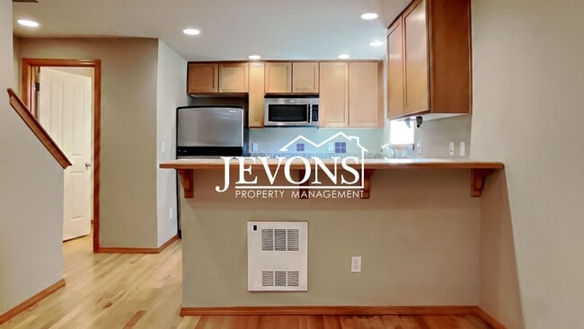Building Photo - Charming two-story condo with two master s...