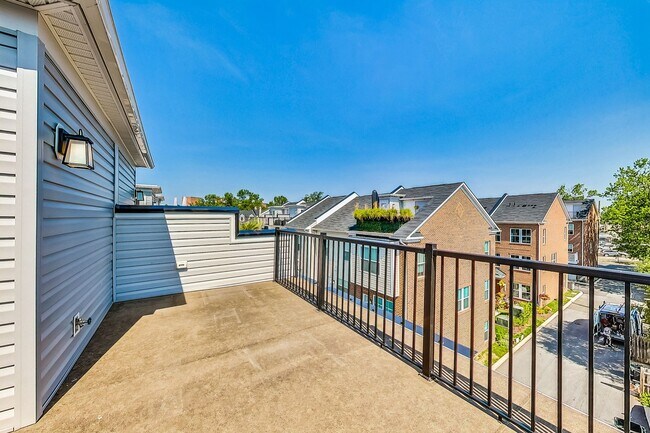 Building Photo - Four level townhome located in tranquil Mi...