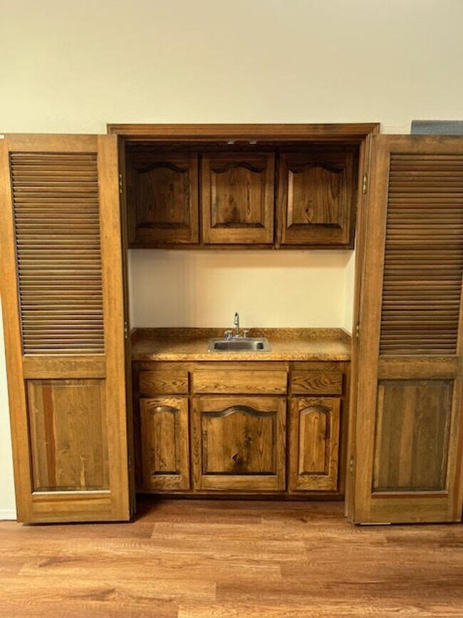 Foto del edificio - *************REDUCED and READY ******* Townhouse all one level, three bedrooms, two full bathroom...