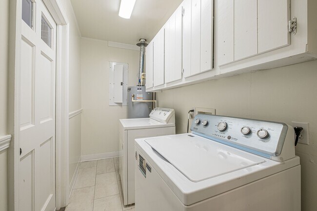 Building Photo - 640 Riverhill Dr