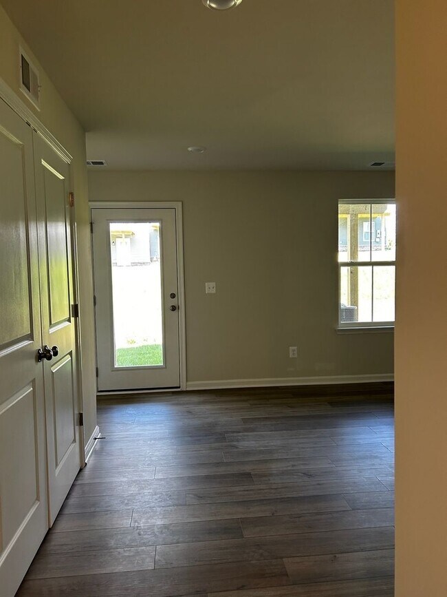 Foto del edificio - 8772 Whitman Dr