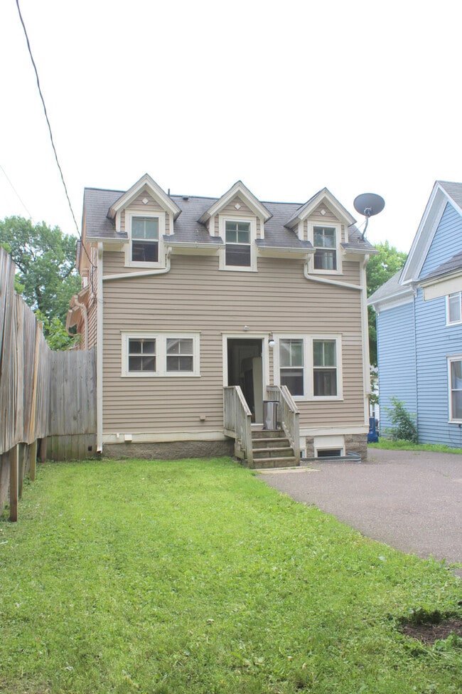Building Photo - Single Family Home Rich in History - Great...