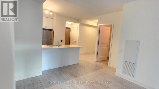 Photo du bâtiment - 4955-4955 Yonge St