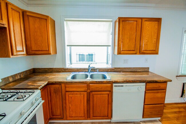 Building Photo - 1419 N Hayworth Ave