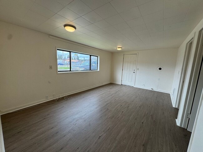 Building Photo - Small 2 bedroom 1 bath