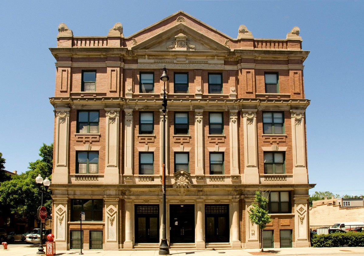 Primary Photo - 3900 N Damen Ave