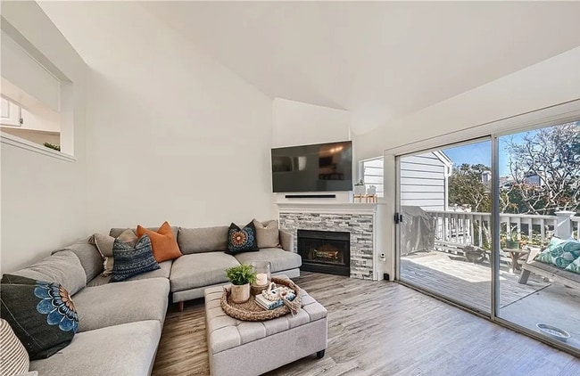 Building Photo - "Chic Coastal Living: Spacious 1-Bedroom C...