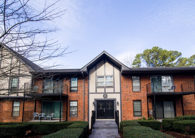Building Photo - 6851 Roswell Rd