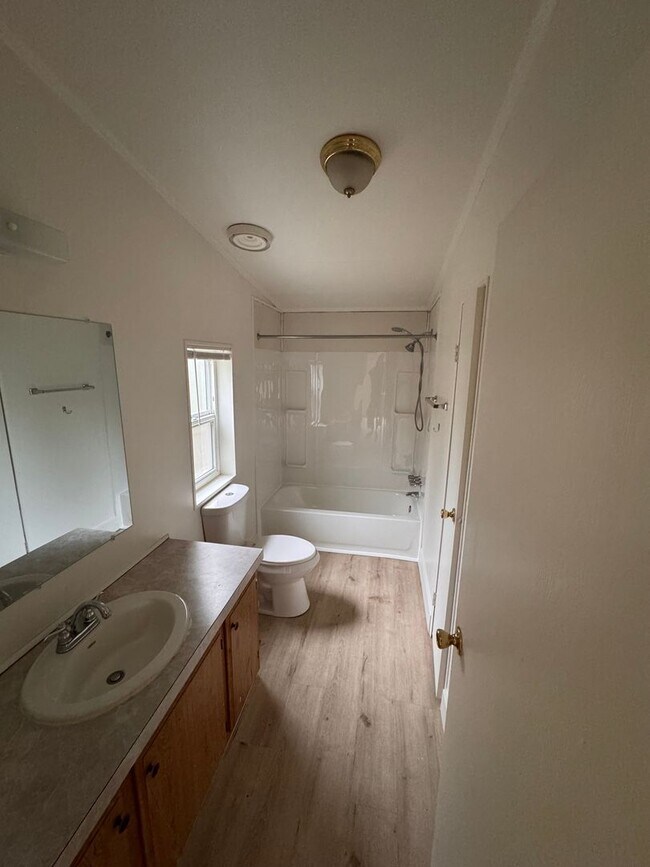 Foto del edificio - Quaint 4-Bedroom/2 Bath Property in Amboy, Available Now!