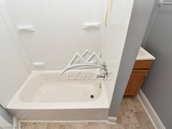 Building Photo - 3 br, 1 bath House - 3426 W Caton Ave