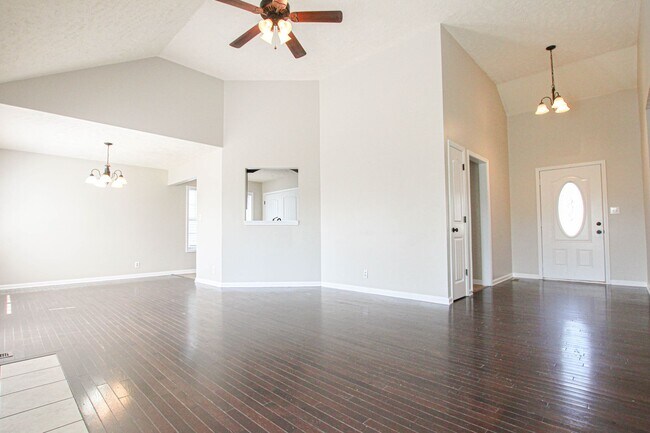 Building Photo - Pet Friendly Three Bedroom!
