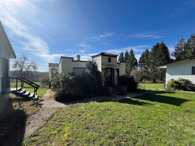 Building Photo - Spacious 3 bedroom, 2 Bath Farmhouse in NW...