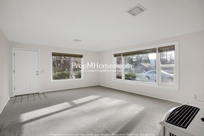 Building Photo - Cozy Two Bedroom Home in Willamette on a Massive Lot!