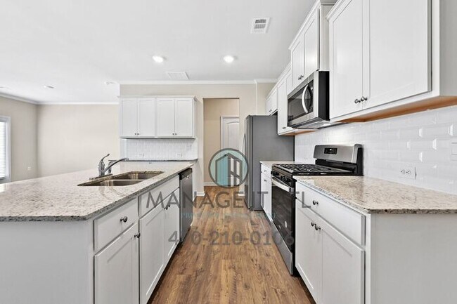 Foto del edificio - Brand New 3 Bedroom Townhome near Mall of ...