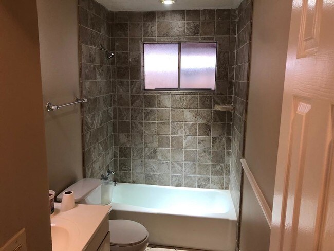 Foto del edificio - 1034 Cherry Spring Dr