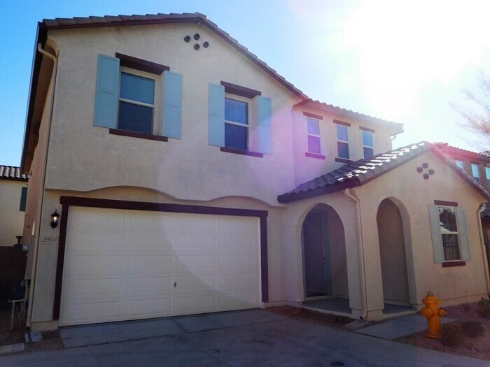 Foto principal - Naturally Well-Lit 4 bed/3 bath Single-Fam...
