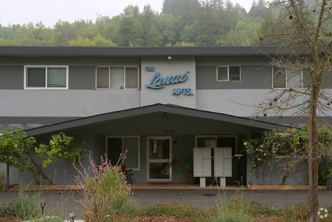 Entrada - Lanai Apartments